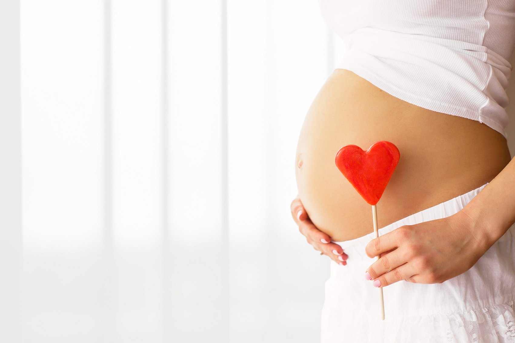 Gravidanza e primi sintomi: nausea e sbalzi ormonali, donna incinta