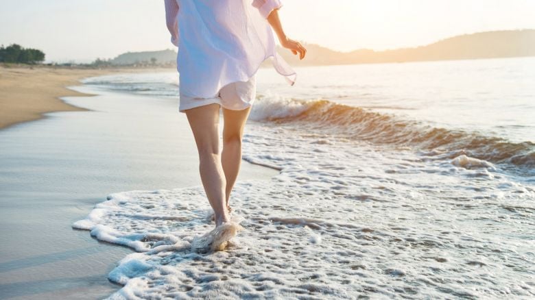 Camminare sulla spiaggia: tutti i benefici del beach walking