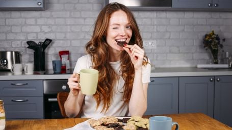 donna mangia biscotti al cioccolato, colazione, tazza
