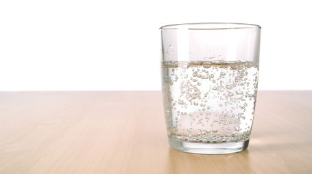 Acqua frizzante: cosa succede se la beviamo ogni giorno