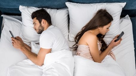 coppia giovane, sesso, letto, cellulari