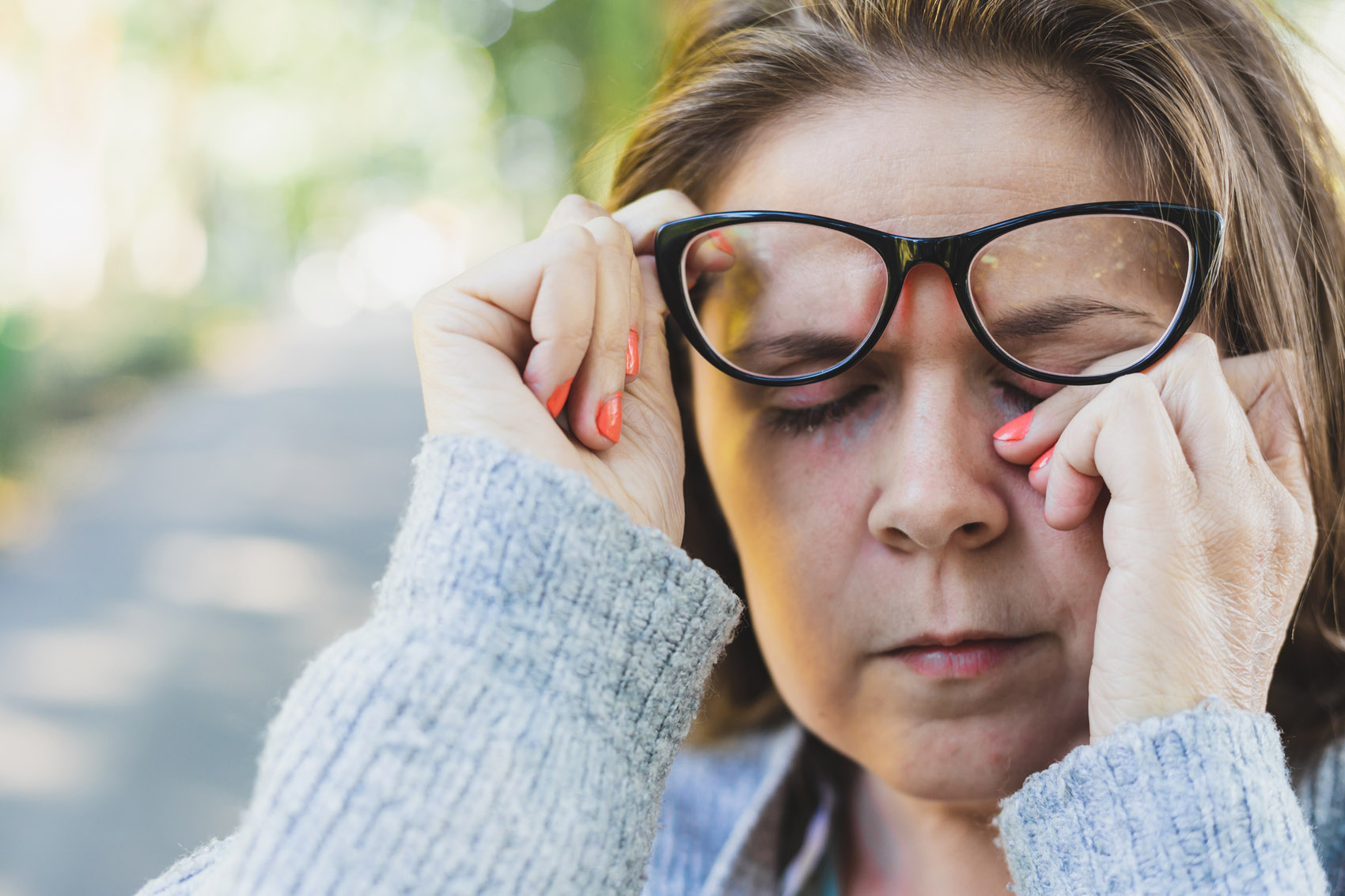 prurito agli occhi, donna di mezza età, menopausa, occhiali