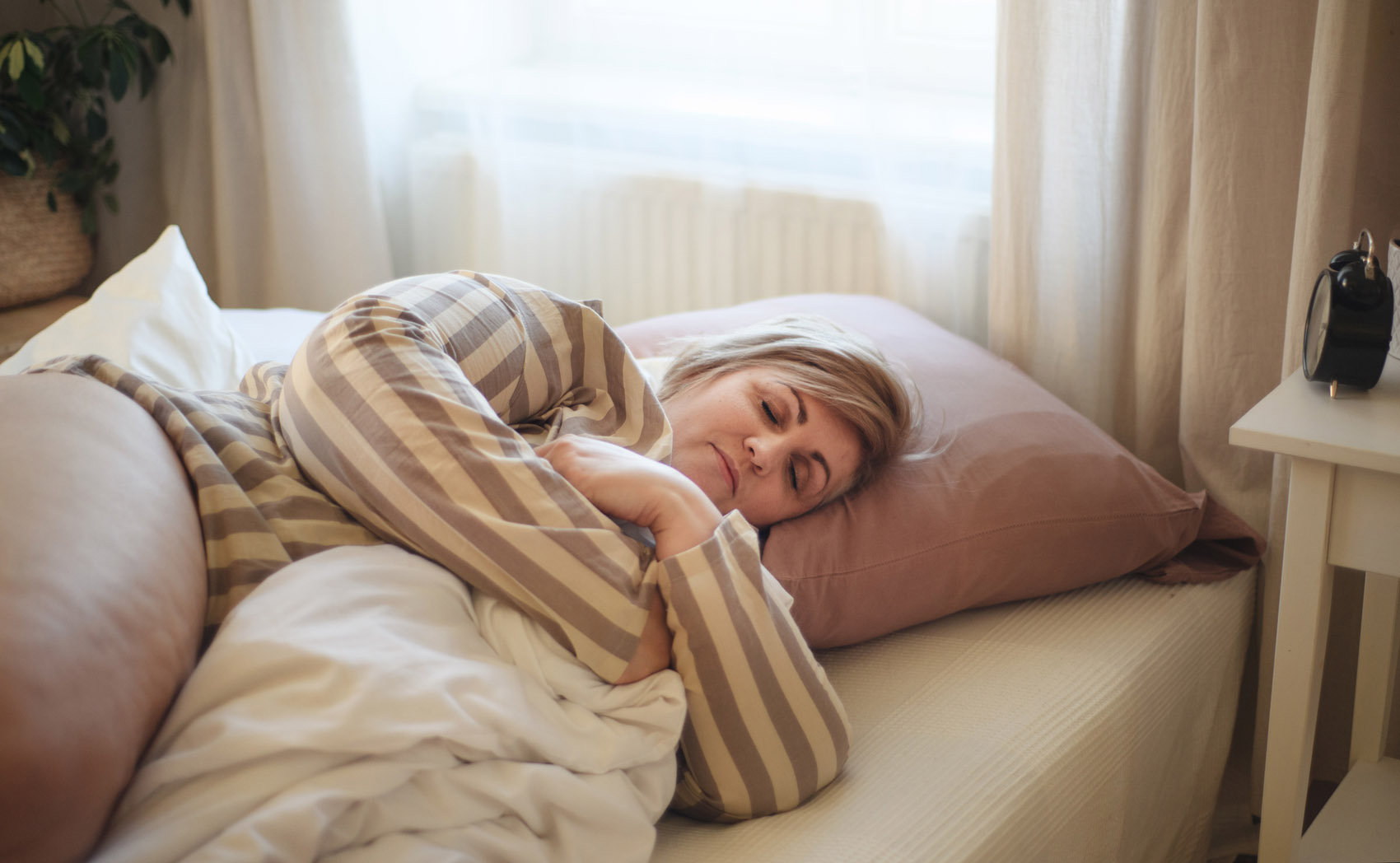 donna obesa matura dorme nel letto