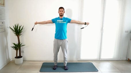 Spalle in avanti: 4 esercizi per correggere la postura – Video