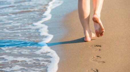 camminare spiaggia mare, gambe, piedi nudi