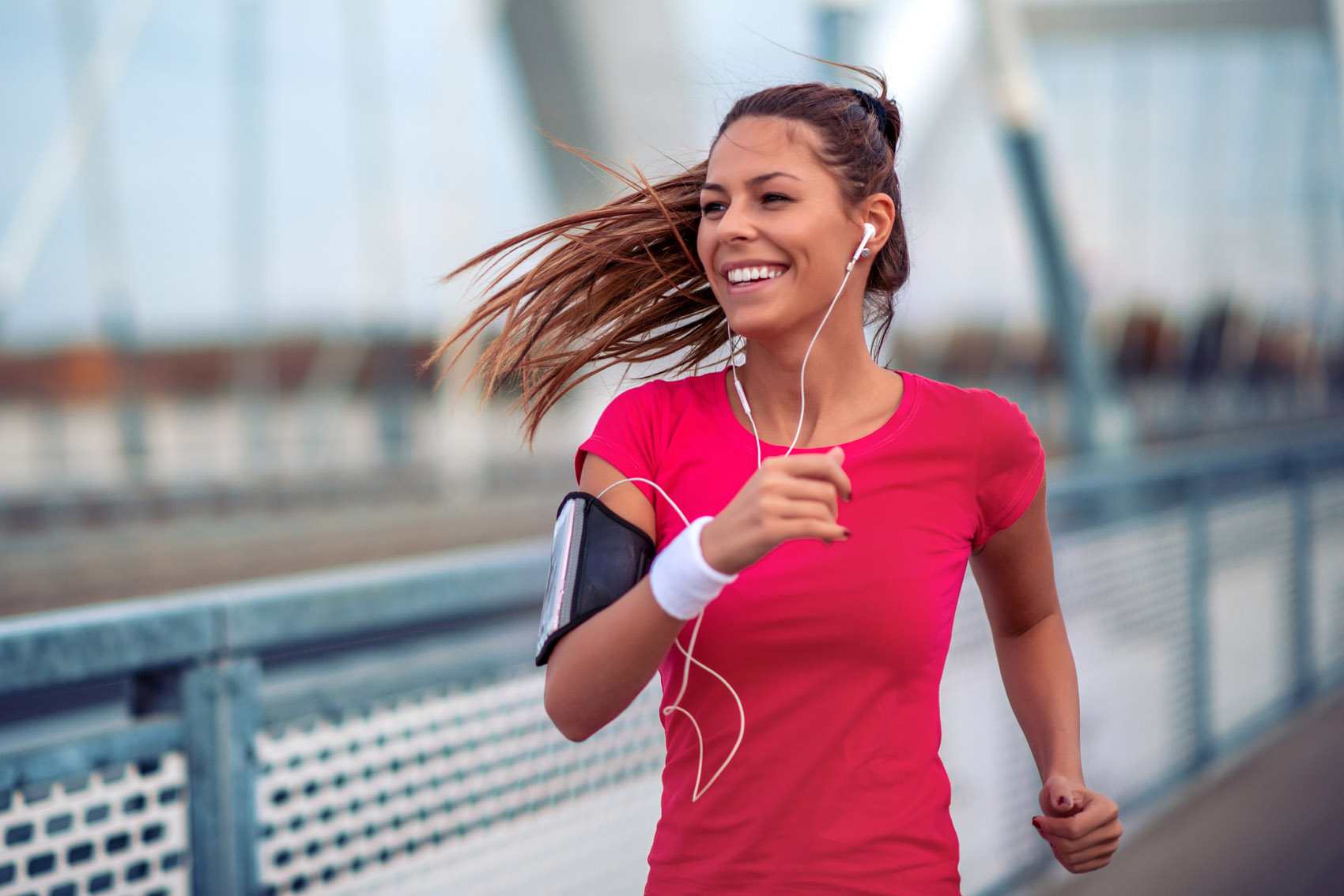 donna sorridente fa jogging, corsa, runner, cuffiette