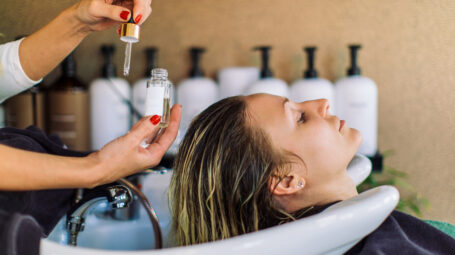 Capelli, i trattamenti per prepararli a sole e mare