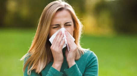 Starnuti, come distinguere se è raffreddore o rinite allergica