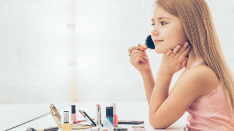 Bambine ossessionate di cosmetici e skincare: cosa sta succedendo