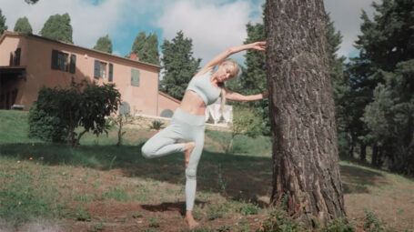 Yoga con gli alberi per equilibrio, allungamento e forza muscolare – Video